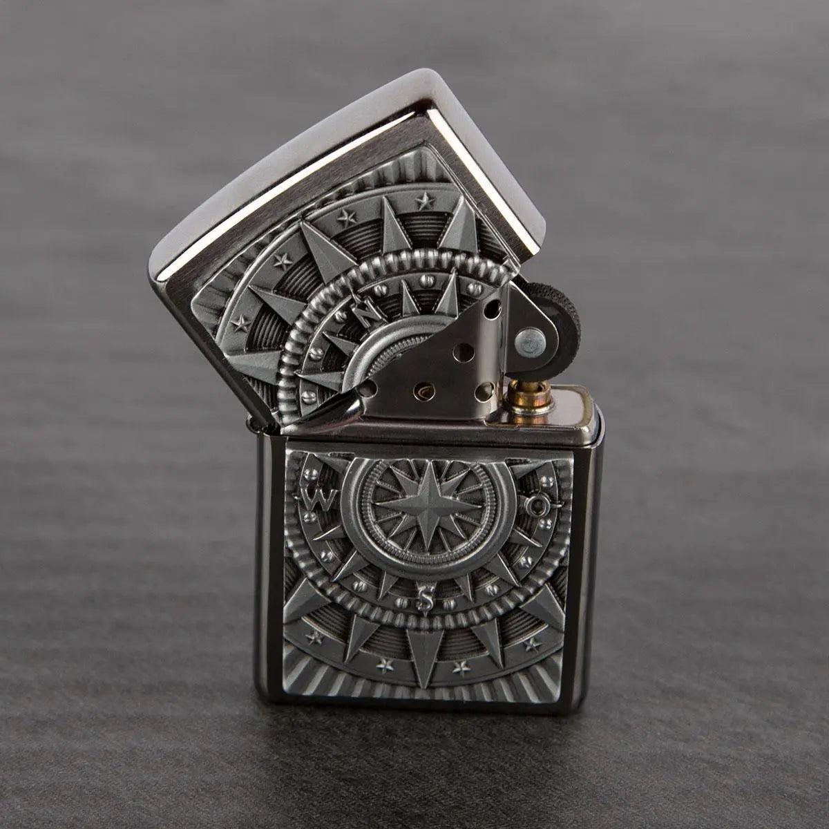 Premium Zippo Kompass mit Gravur - originales windfestes Benzinfeuerzeug
