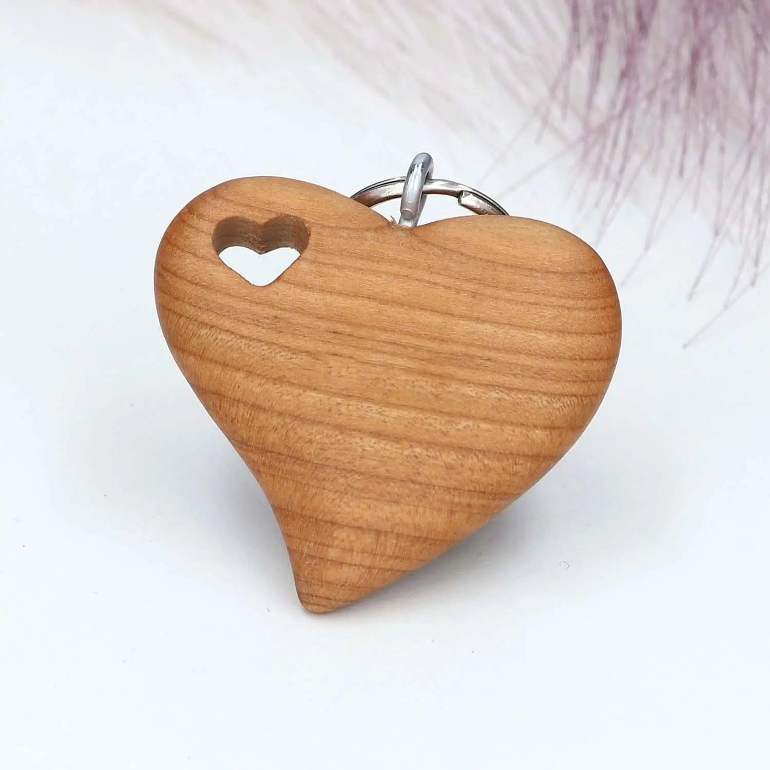 Holz Schlüsselanhänger "Herz in Herz" mit Gravur - personalisiert