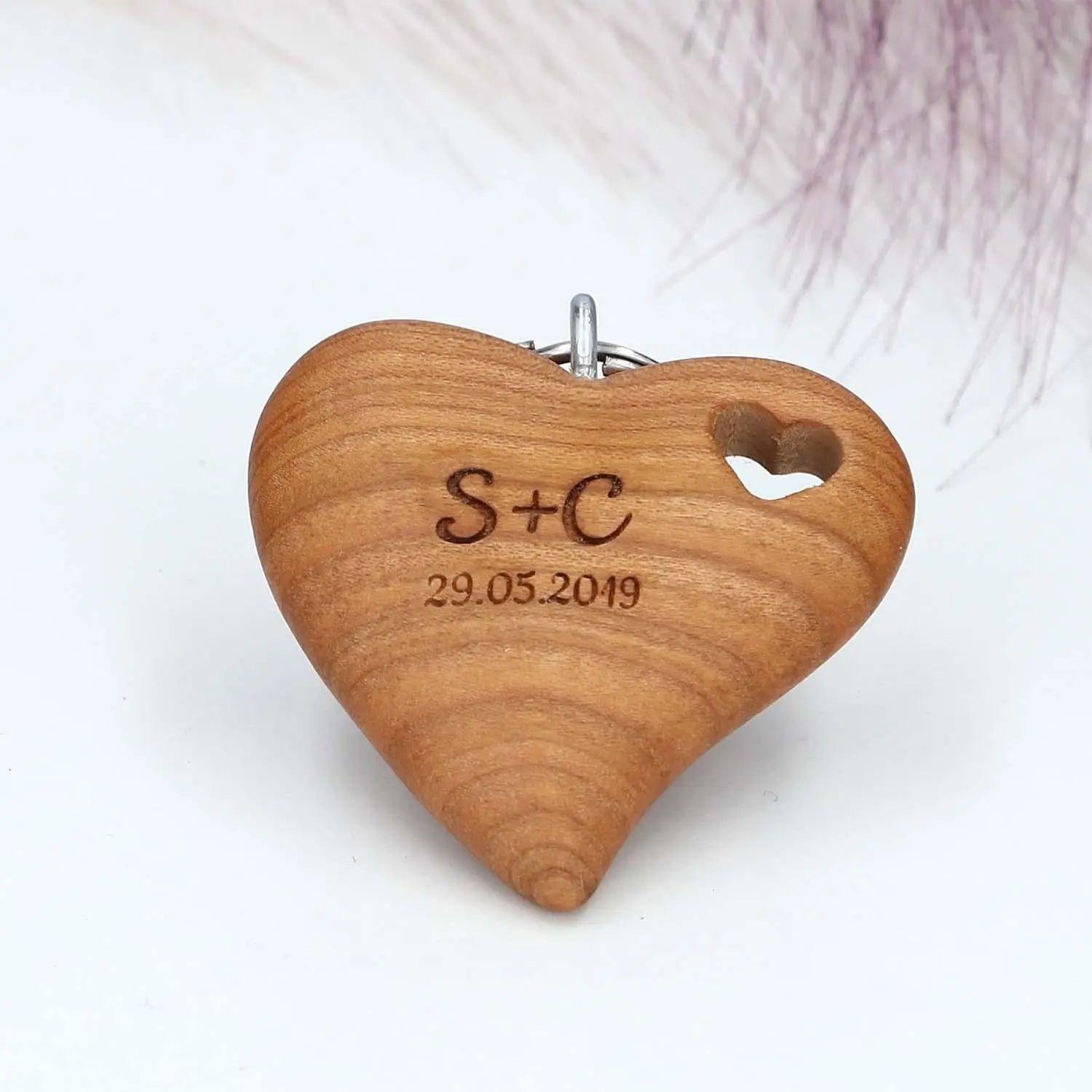 Holz Schlüsselanhänger "Herz in Herz" mit Gravur - personalisiert