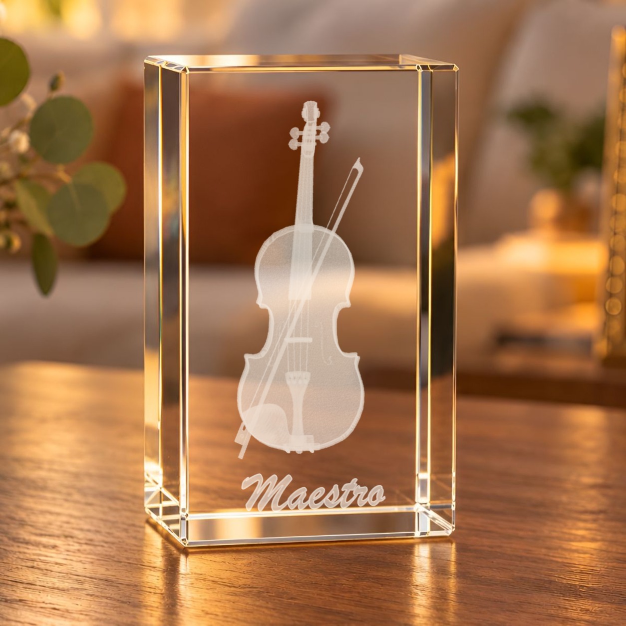 Glaskristall Violine mit Bogen und Maestro-Schriftzug als Dekoration auf einem Holztisch im Wohnzimmer