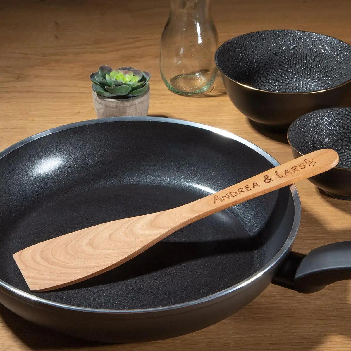 Pfannenwender mit Gravur aus Kirsche